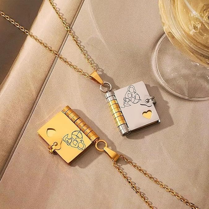 COLLAR EN FORMA DE LIBRO PARA NIETA, AJUSTABLE EN PLATA U ORO, CON 6 PÁGINAS GRABADAS. UN REGALO ESPECIAL CON AMOR