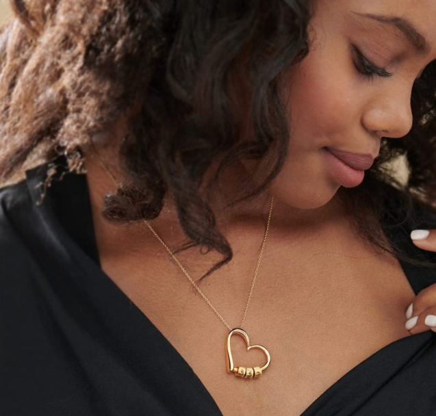 Collar Corazón Encantador con Cuentas Grabadas